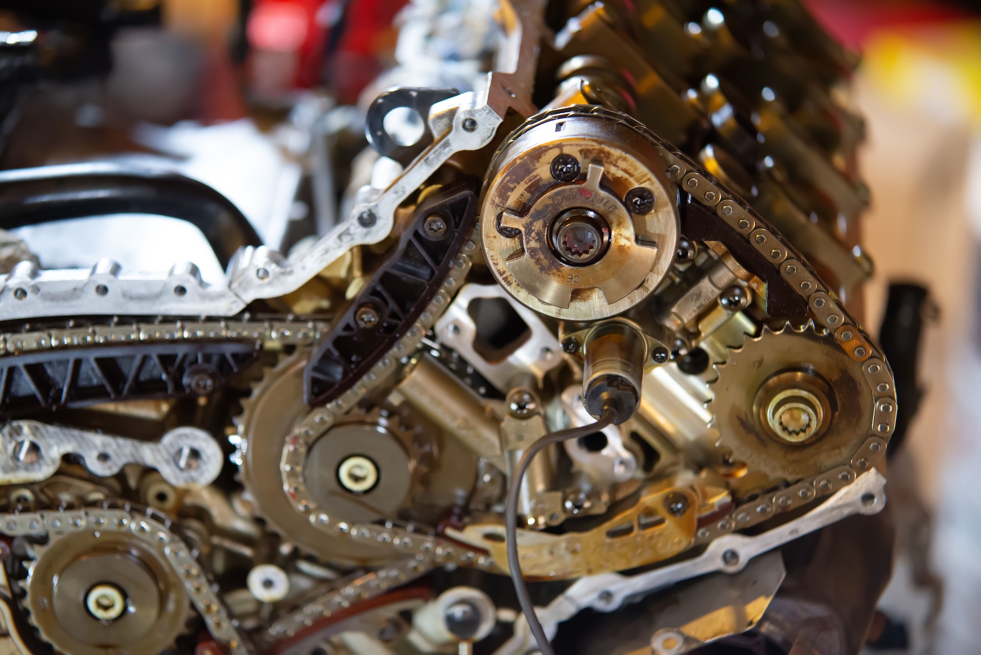 A v8 engine out on hoist to get rebuilt Wintercheck laten uitvoeren bij JVG Auto's in Enschede