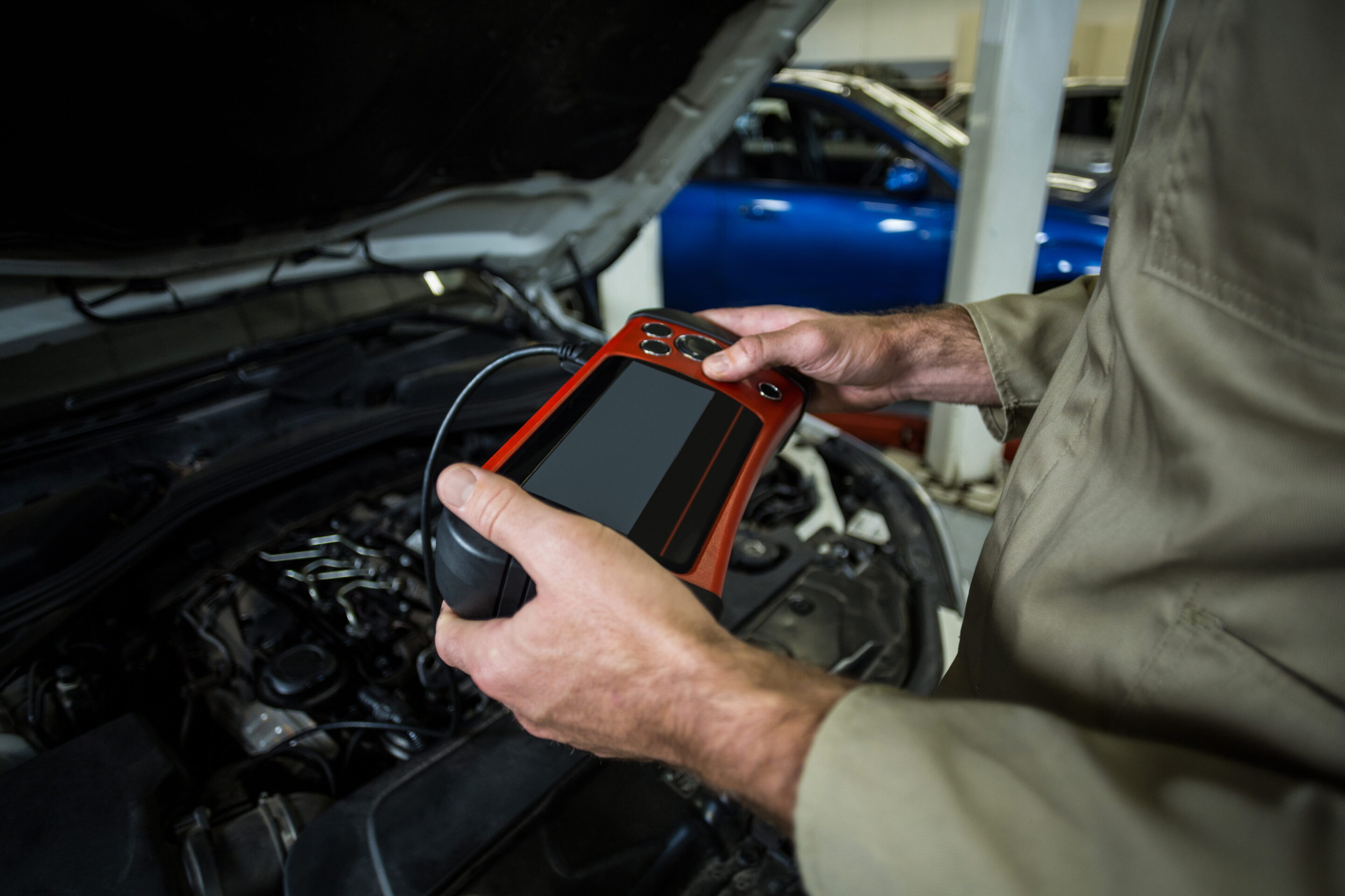 hands-mechanic-using-diagnostic-tool (1) Auto met financiering kopen bij JVG Auto's in Enschede